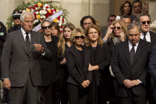 La familia de Cayetana de Alba esperando la llegada de sus restos mortales a la capilla ardiente instalada en el Ayuntamiento de Sevilla La familia de Cayetana de Alba esperando la llegada de sus restos mortales a la capilla ardiente instalada en el Ayuntamiento de Sevilla