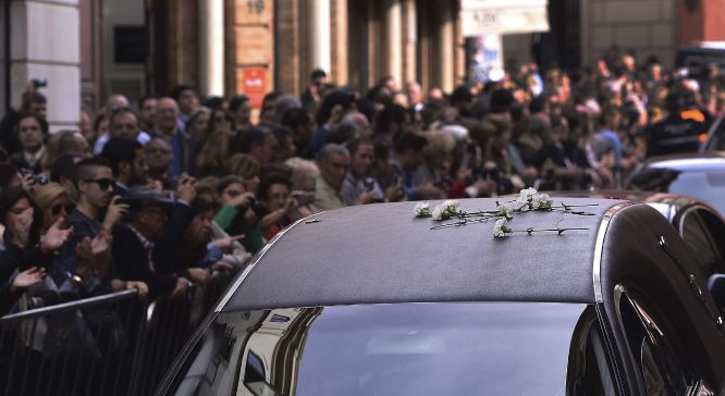 Cientos de personas esperan en las calles de Sevilla el paso del coche fúnebre con los restos mortales de Cayetana Fitz-James Stuart Cientos de personas esperan en las calles de Sevilla el paso del coche fúnebre con los restos mortales de Cayetana Fitz-James Stuart