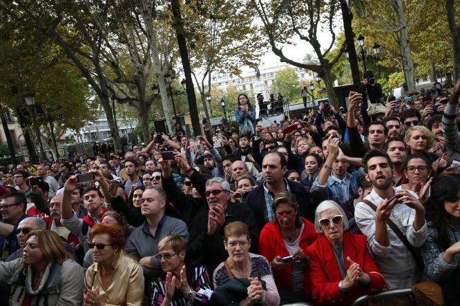 Cientos de personas se agolpan a la entrada de la capilla ardiente Cientos de personas se agolpan a la entrada de la capilla ardiente