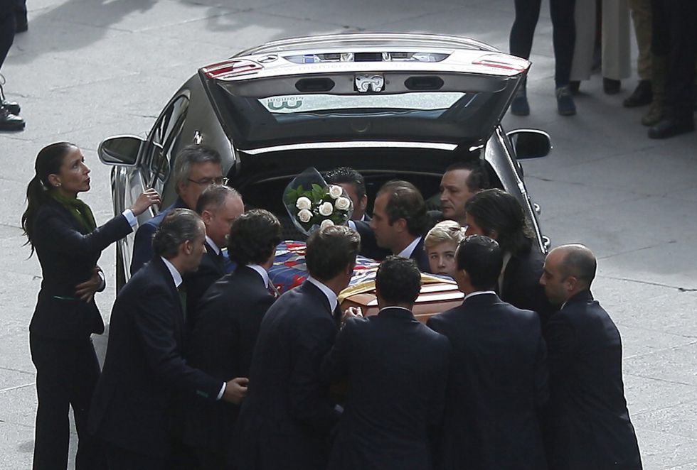 Los restos mortales de la duquesa de Alba se desplazan hasta el Ayuntamiento de Sevilla donde se ha instalado la capilla ardiente. Los restos mortales de la duquesa de Alba se desplazan hasta el Ayuntamiento de Sevilla donde se ha instalado la capilla ardiente.