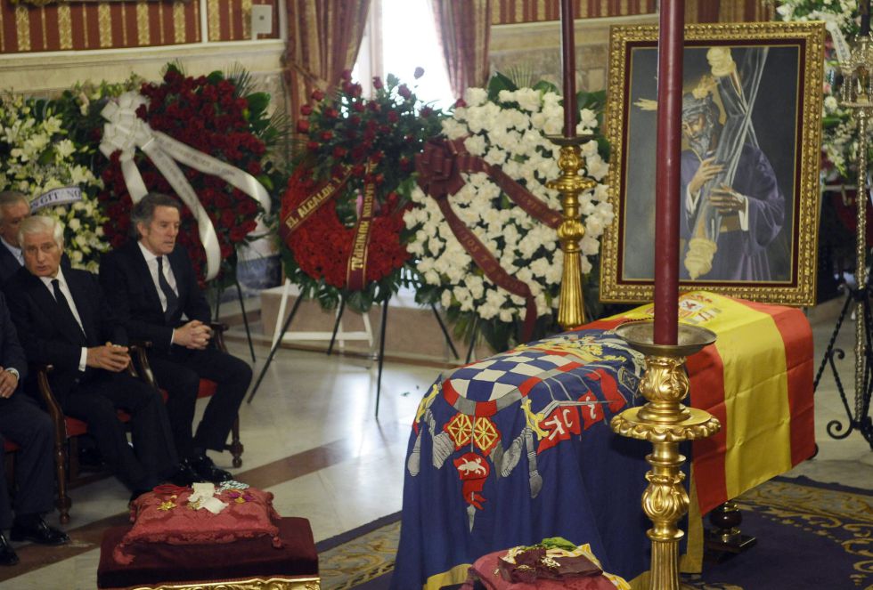 El marido y el primogénito de la duquesa de Alba, Alfonso Díez (2i) y Carlos Martínez de Irujo (i), respectivamente, junto a la capilla ardiente con los restos mortales de Cayetana Fitz-James Stuart y de Silva. El marido y el primogénito de la duquesa de Alba, Alfonso Díez (2i) y Carlos Martínez de Irujo (i), respectivamente, junto a la capilla ardiente con los restos mortales de Cayetana Fitz-James Stuart y de Silva.