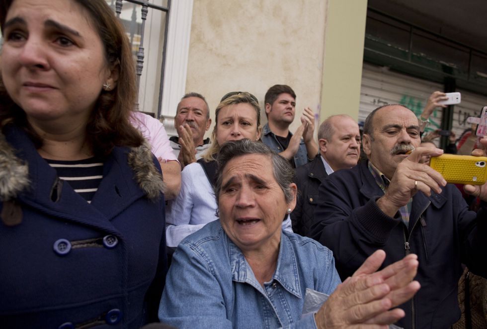 Muchos sevillanos han despedido el féretro de la duquesa de Alba en las calles de Sevilla. Muchos sevillanos han despedido el féretro de la duquesa de Alba en las calles de Sevilla.