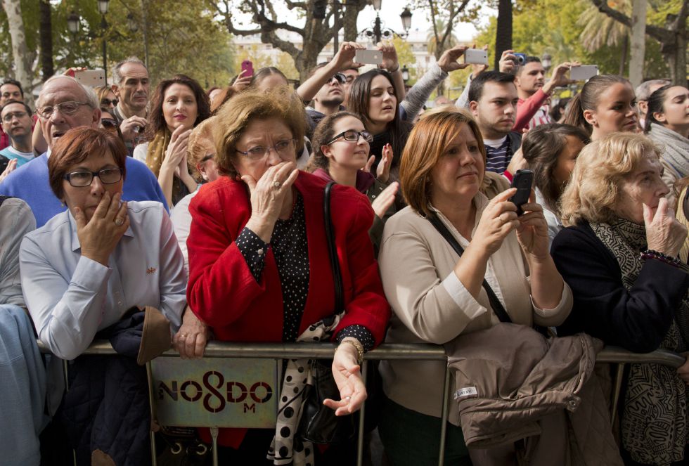 Aplausos y lágrimas en las calles de Sevilla. Aplausos y lágrimas en las calles de Sevilla.