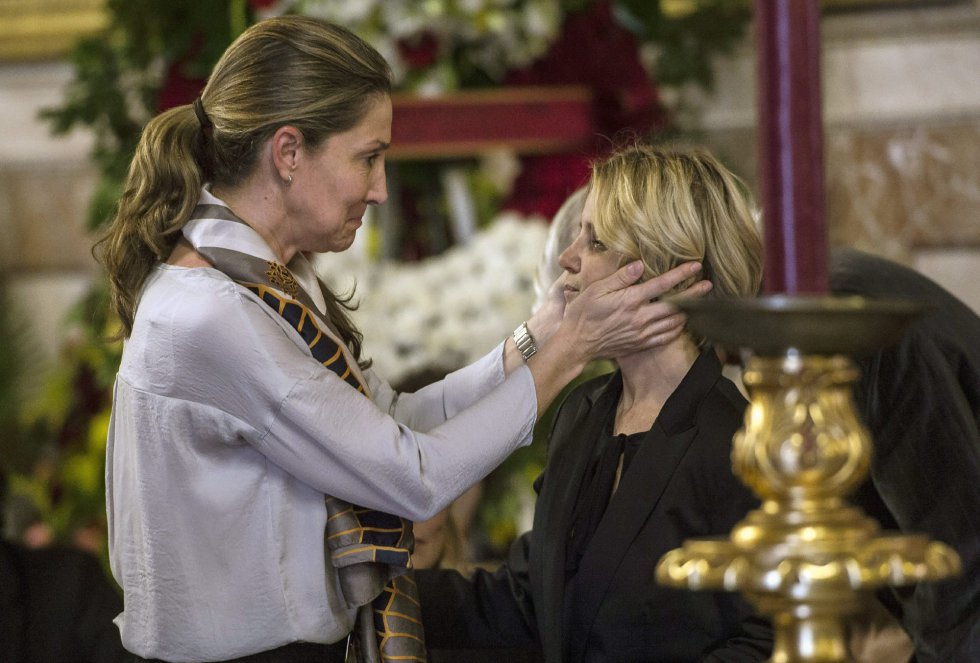 Una mujer da el pésame a Eugenia Martínez de Irujo, hija de la duquesa de Alba, en la capilla ardiente con los restos mortales de Cayetana Fitz-James Stuart y de Silva. Una mujer da el pésame a Eugenia Martínez de Irujo, hija de la duquesa de Alba, en la capilla ardiente con los restos mortales de Cayetana Fitz-James Stuart y de Silva.