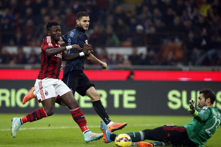 AC Milan's goalkeeper Diego Lopez (R) makes a save against Inter Milan's Mauro Icardi (C) as teammate Sulley Muntari watches during their Italian Serie A soccer match at the San Siro stadium in Milan November 23, 2014.  REUTERS/Alessandro Garofalo (ITALY - Tags: SPORT SOCCER)