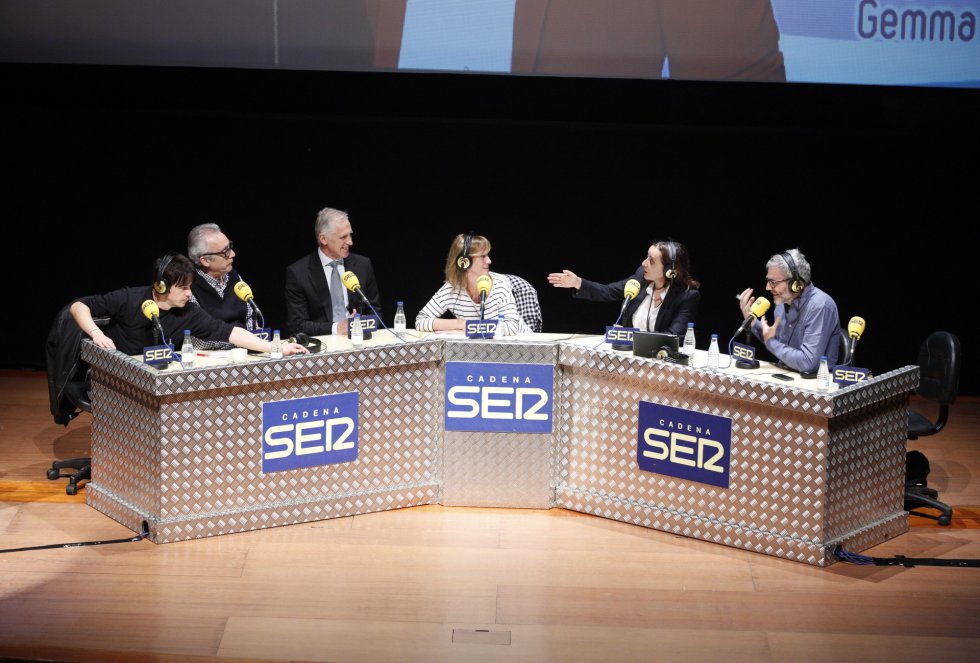 El cómico Juan Carlos Ortega, el escritor Juan José Millás, el director del Guggenheim Bilbao, Juan Ignacio Vidarte, Gemma Nierga, Pepa Bueno y el periodista gastronómico Mikel Iturriaga en un momento del programa El cómico Juan Carlos Ortega, el escritor Juan José Millás, el director del Guggenheim Bilbao, Juan Ignacio Vidarte, Gemma Nierga, Pepa Bueno y el periodista gastronómico Mikel Iturriaga en un momento del programa