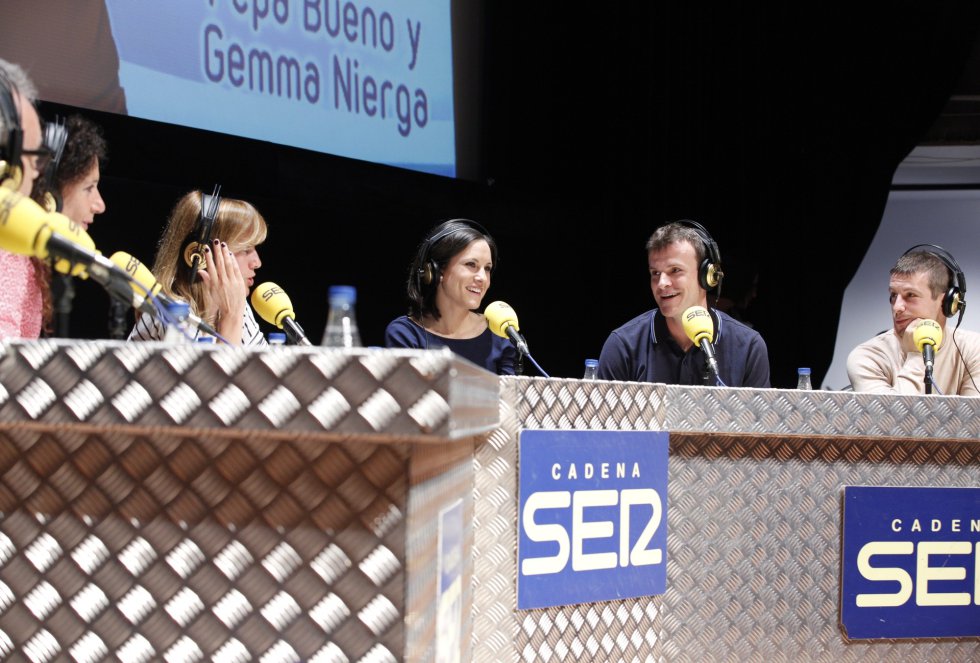 Raquel Martínez, alumna de mecatrónica industrial en EGIBIDE, Jon Uriarte, creador de Ticketbis, e Iñigo Iparragirre, recien licenciado en ADE que busca trabajo, charlan con Juanjo Millás, Eva Domaika y Gemma Nierga Raquel Martínez, alumna de mecatrónica industrial en EGIBIDE, Jon Uriarte, creador de Ticketbis, e Iñigo Iparragirre, recien licenciado en ADE que busca trabajo, charlan con Juanjo Millás, Eva Domaika y Gemma Nierga
