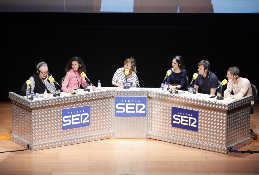 Raquel Martínez, alumna de mecatrónica industrial en EGIBIDE, Jon Uriarte, creador de Ticketbis, e Iñigo Iparragirre, recien licenciado en ADE que busca trabajo, charlan con Juanjo Millás, Eva Domaika y Gemma Nierga sobre sus experiencias laborales Raquel Martínez, alumna de mecatrónica industrial en EGIBIDE, Jon Uriarte, creador de Ticketbis, e Iñigo Iparragirre, recien licenciado en ADE que busca trabajo, charlan con Juanjo Millás, Eva Domaika y Gemma Nierga sobre sus experiencias laborales