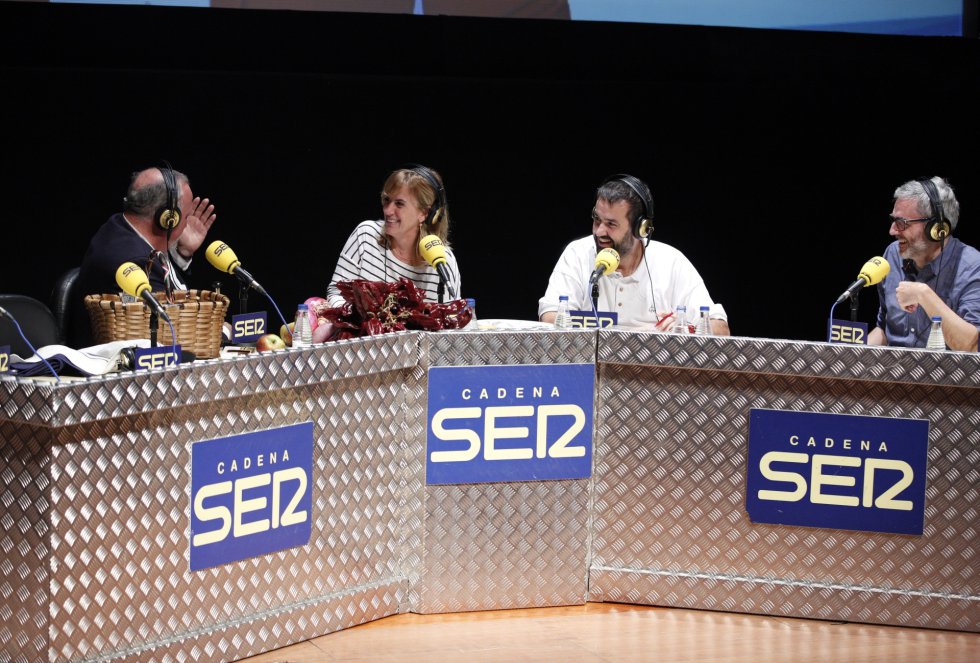 Kepa Freire, David de Jorge y Mikel Iturriaga charlan con Gemma Nierga de bocatas en el 'Hoy por Hoy' realizado en Bilbao con motivo del Foro de Empleo juvenil Kepa Freire, David de Jorge y Mikel Iturriaga charlan con Gemma Nierga de bocatas en el 'Hoy por Hoy' realizado en Bilbao con motivo del Foro de Empleo juvenil