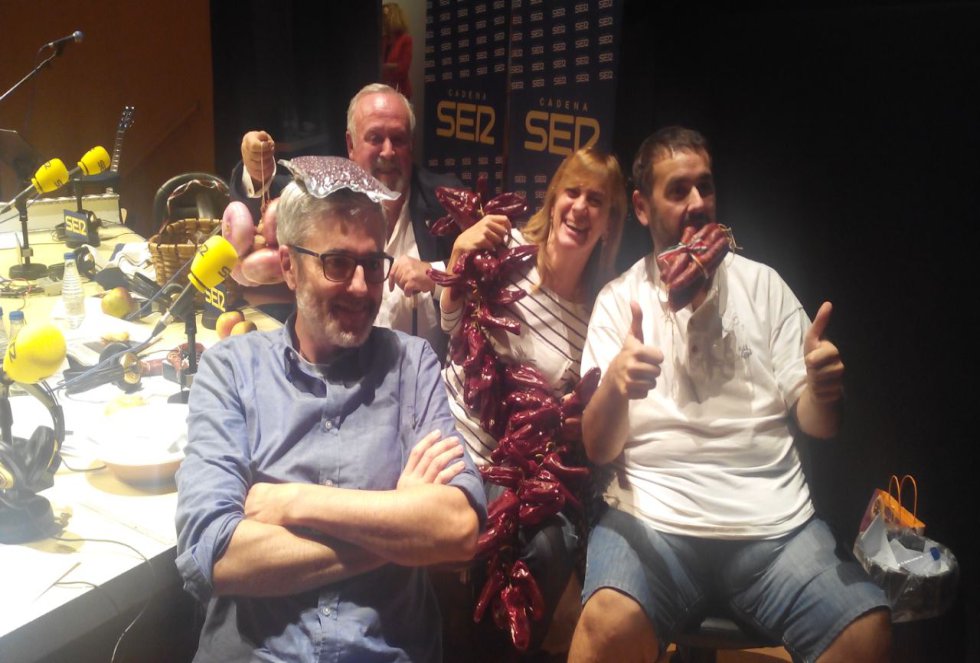 Mikel Iturriaga, David de Jorge y Gemma Nierga posan con los productos gastronómicos que les ha regalado Kepa Freire (al fondo) en el 'Hoy por Hoy' realizado en Bilbao con motivo del Foro de Empleo juvenil Mikel Iturriaga, David de Jorge y Gemma Nierga posan con los productos gastronómicos que les ha regalado Kepa Freire (al fondo) en el 'Hoy por Hoy' realizado en Bilbao con motivo del Foro de Empleo juvenil