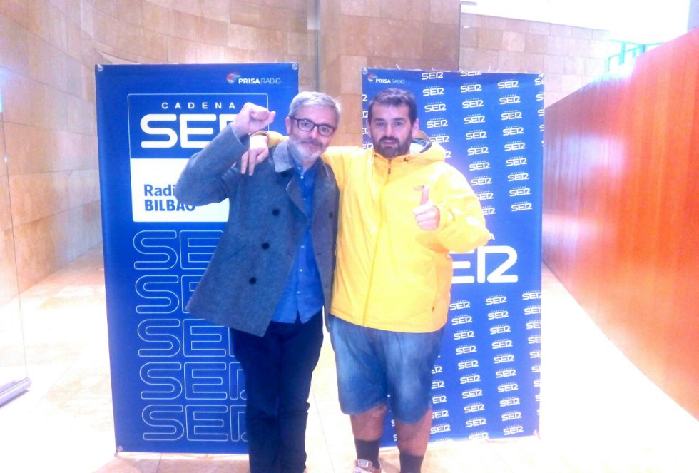 Mikel Iturriaga y David de Jorge posan juntos a la entrada del auditorio del Guggenheim, donde se ha realizado el 'Hoy por Hoy' con motivo del Foro internacional de empleo juvenil Mikel Iturriaga y David de Jorge posan juntos a la entrada del auditorio del Guggenheim, donde se ha realizado el 'Hoy por Hoy' con motivo del Foro internacional de empleo juvenil