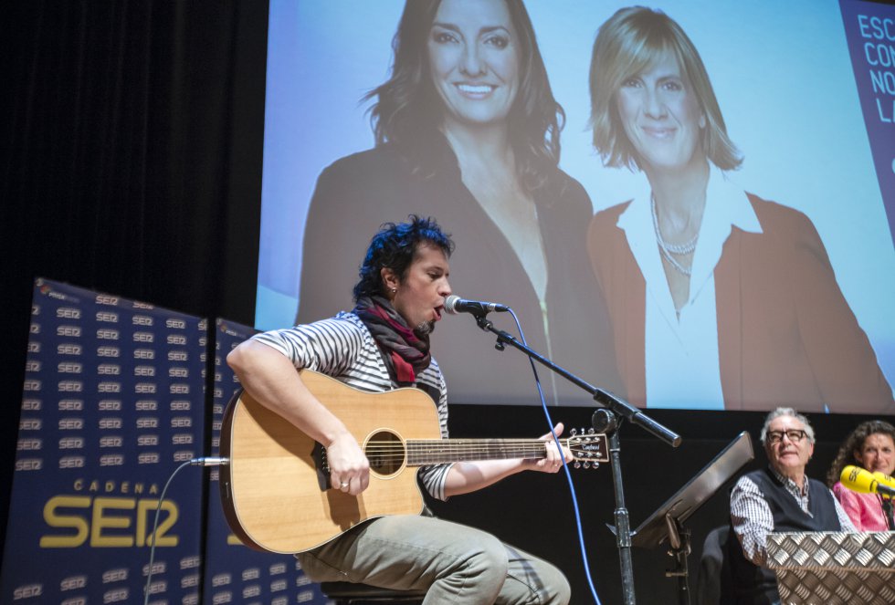 David Angulo hizo reir al público cantando a Bilbao como si fuera 'El Puma' en el 'Hoy por Hoy' celebrado en Bilbao con motivo del Foro internacional de empleo juvenil David Angulo hizo reir al público cantando a Bilbao como si fuera 'El Puma' en el 'Hoy por Hoy' celebrado en Bilbao con motivo del Foro internacional de empleo juvenil