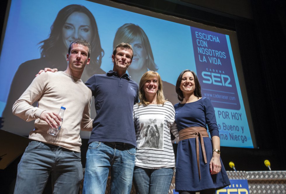 Gemma Nierga posa con los jóvenes que participaron en el 'Hoy por Hoy' celebrado en Bilbao con motivo del Foro internacional de empleo juvenil Gemma Nierga posa con los jóvenes que participaron en el 'Hoy por Hoy' celebrado en Bilbao con motivo del Foro internacional de empleo juvenil