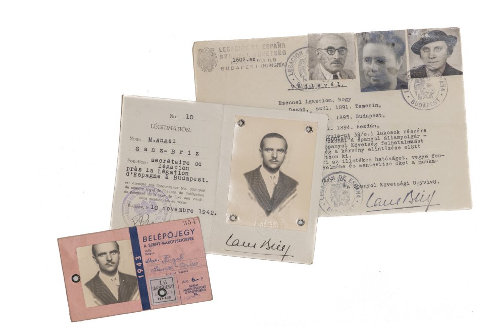 Credenciales diplomáticas de Sanz Briz en Hungría y el salvoconducto que concedió a la familia Grosz, además de pasaportes españoles entregados por el diplomático español.