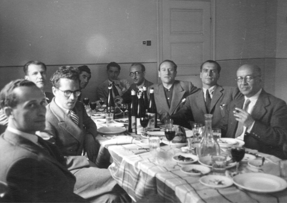 Eduardo Gasset y Díez de Ulzurrun (tercero por la derecha) en un almuerzo con personal de la Legación de España en Sofía en 1944.