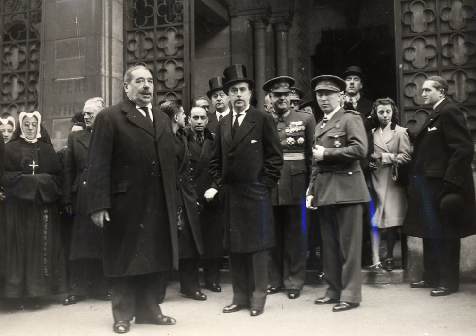 Bernardo Rolland y de Miota, cónsul general en París (1939-1943) con sombrero de copa, junto al presidente del Consejo de Ministros de Vichy , Pierre Laval.