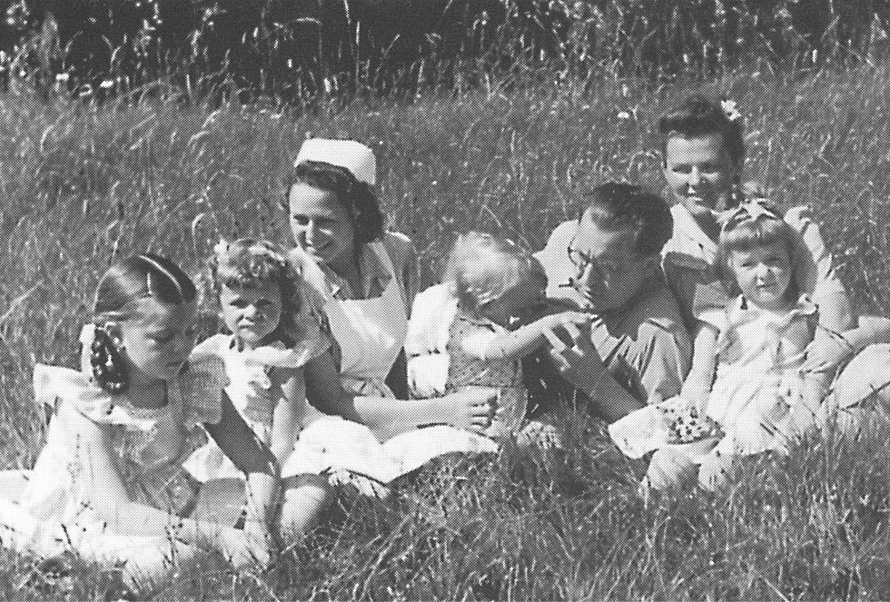 Fotografía de la familia Santaella con sus hijos y la niñera judía Ruth Arndt, convertida en Ruth Neu.