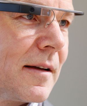 Un hombre utiliza las Google Glass durante el Eurobest festival, en Finlandia