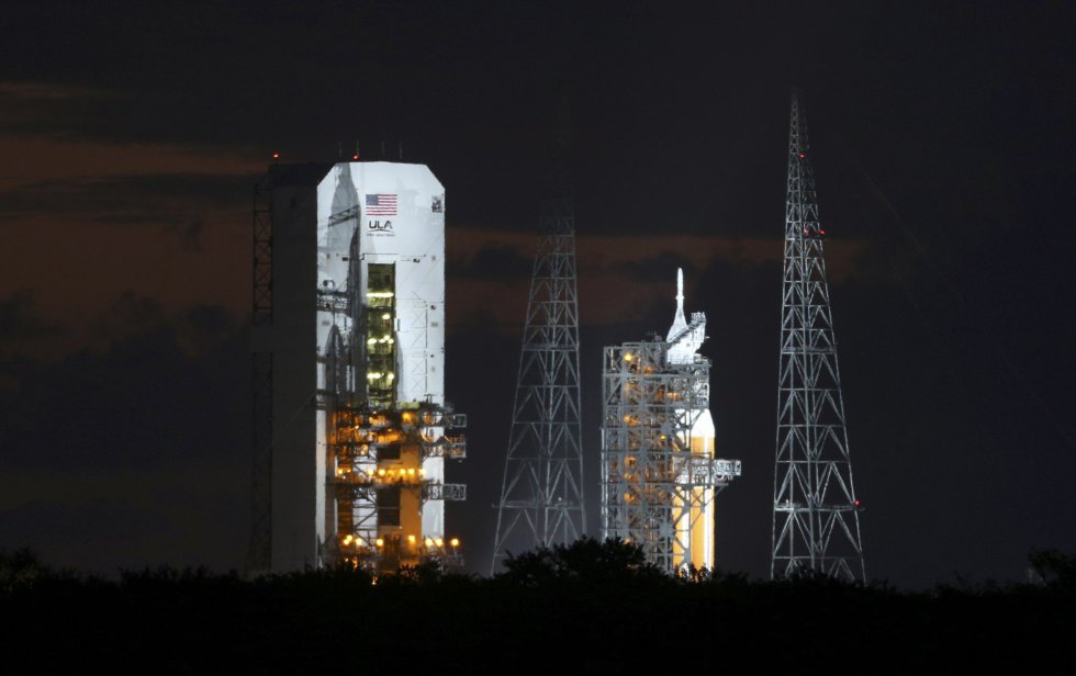 El cohete Delta IV, que contiene la cápsula Orion, en la plataforma de despegue de la Nasa en Cabo Cañaveral El cohete Delta IV, que contiene la cápsula Orion, en la plataforma de despegue de la Nasa en Cabo Cañaveral