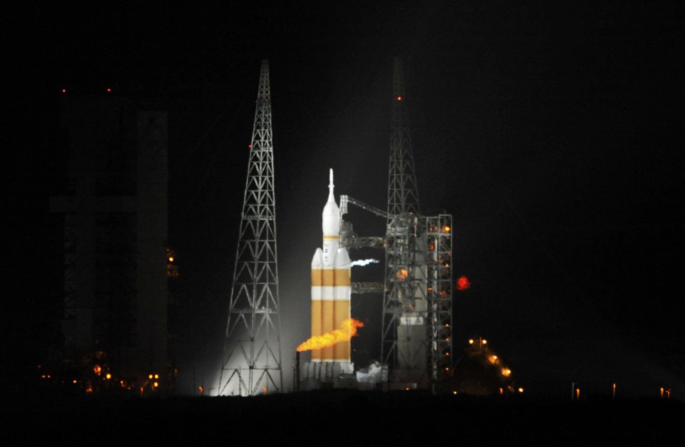 El cohete Delta IV, que contiene la cápsula Orion, en la plataforma de despegue de la Nasa en Cabo Cañaveral El cohete Delta IV, que contiene la cápsula Orion, en la plataforma de despegue de la Nasa en Cabo Cañaveral