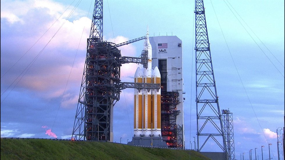 El cohete Delta IV, que contiene la cápsula Orion, en la plataforma de despegue de la Nasa en Cabo Cañaveral El cohete Delta IV, que contiene la cápsula Orion, en la plataforma de despegue de la Nasa en Cabo Cañaveral