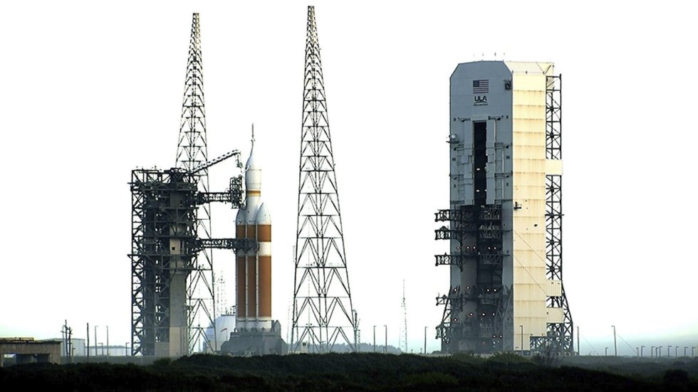 El cohete Delta IV, que contiene la cápsula Orion, en la plataforma de despegue de la Nasa en Cabo Cañaveral El cohete Delta IV, que contiene la cápsula Orion, en la plataforma de despegue de la Nasa en Cabo Cañaveral