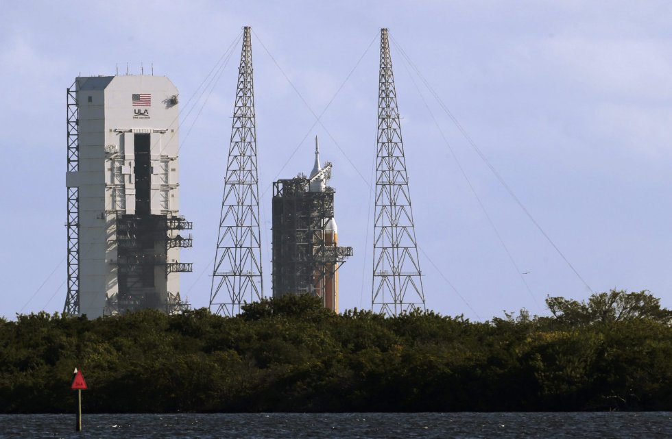 El cohete Delta IV, que contiene la cápsula Orion, en la plataforma de despegue de la Nasa en Cabo Cañaveral El cohete Delta IV, que contiene la cápsula Orion, en la plataforma de despegue de la Nasa en Cabo Cañaveral