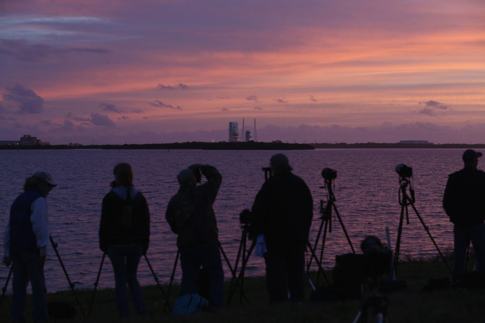 Varios fotógrafos, en sus posiciones para retratar el lanzamiento de la cápsula Orion de la Nasa Varios fotógrafos, en sus posiciones para retratar el lanzamiento de la cápsula Orion de la Nasa