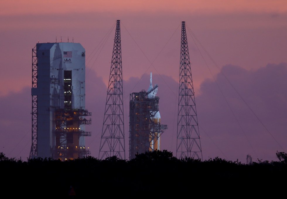 El cohete Delta IV, que contiene la cápsula Orion, en la plataforma de despegue de la Nasa en Cabo Cañaveral El cohete Delta IV, que contiene la cápsula Orion, en la plataforma de despegue de la Nasa en Cabo Cañaveral