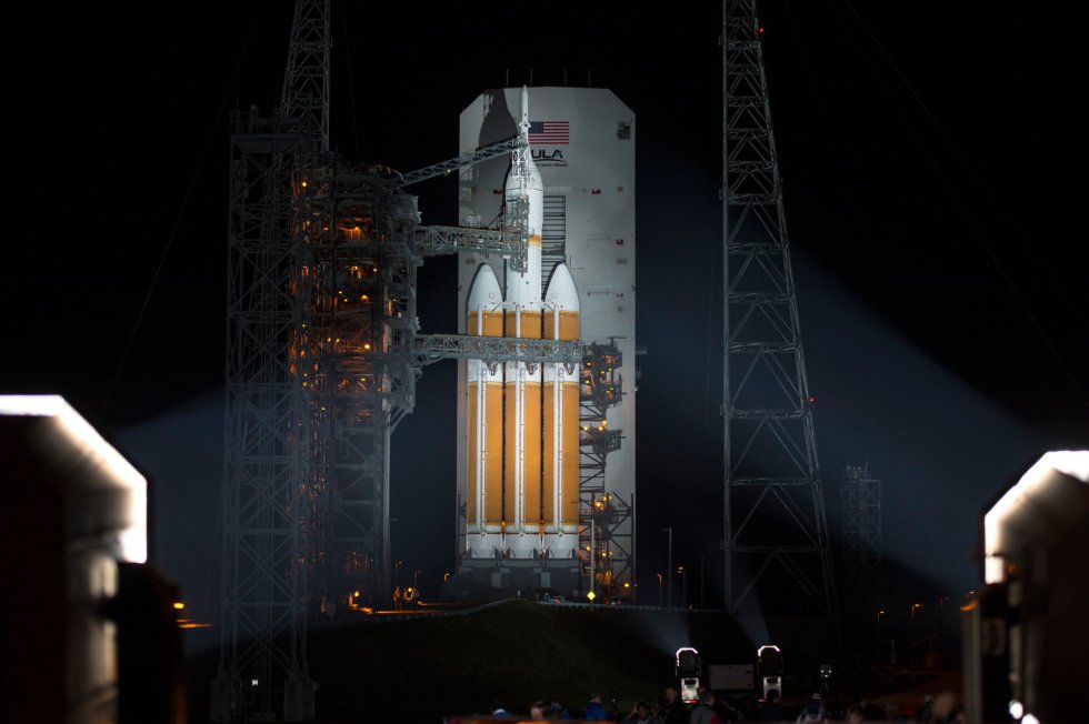 El cohete Delta IV, que contiene la cápsula Orion, en la plataforma de despegue de la Nasa en Cabo Cañaveral El cohete Delta IV, que contiene la cápsula Orion, en la plataforma de despegue de la Nasa en Cabo Cañaveral