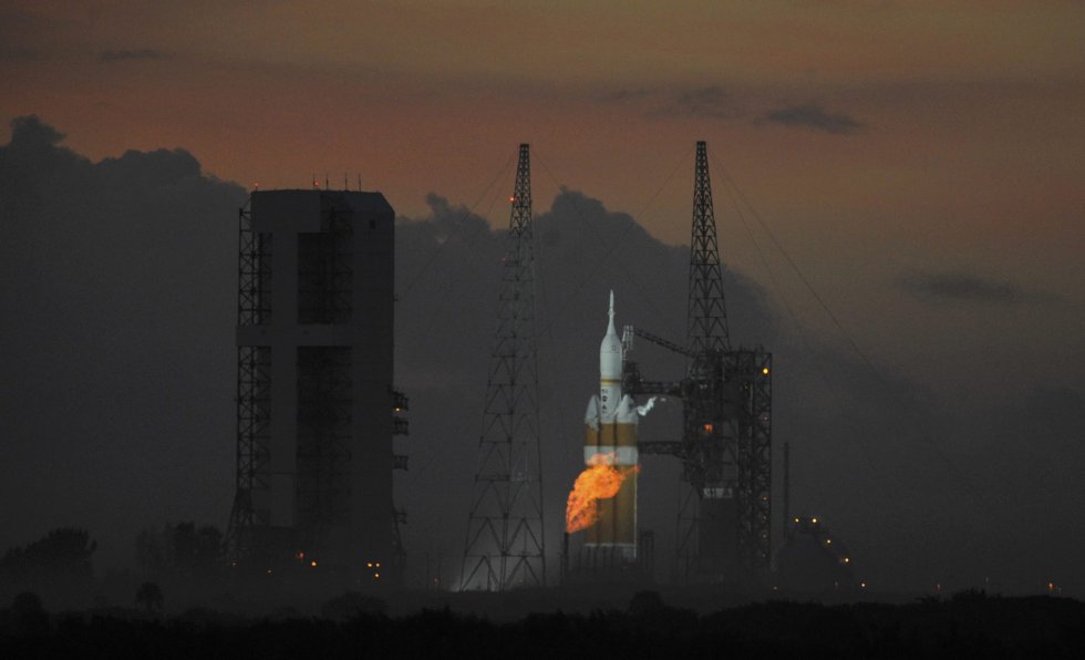 El cohete Delta IV, que contiene la cápsula Orion, en la plataforma de despegue de la Nasa en Cabo Cañaveral El cohete Delta IV, que contiene la cápsula Orion, en la plataforma de despegue de la Nasa en Cabo Cañaveral