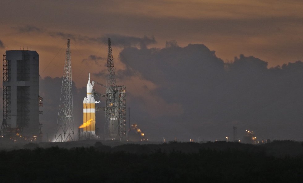 El cohete Delta IV, que contiene la cápsula Orion, en la plataforma de despegue de la Nasa en Cabo Cañaveral El cohete Delta IV, que contiene la cápsula Orion, en la plataforma de despegue de la Nasa en Cabo Cañaveral