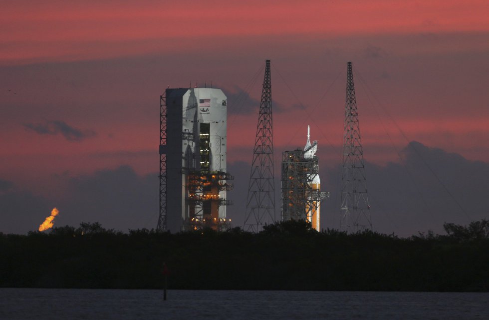 El cohete Delta IV, que contiene la cápsula Orion, en la plataforma de despegue de la Nasa en Cabo Cañaveral El cohete Delta IV, que contiene la cápsula Orion, en la plataforma de despegue de la Nasa en Cabo Cañaveral