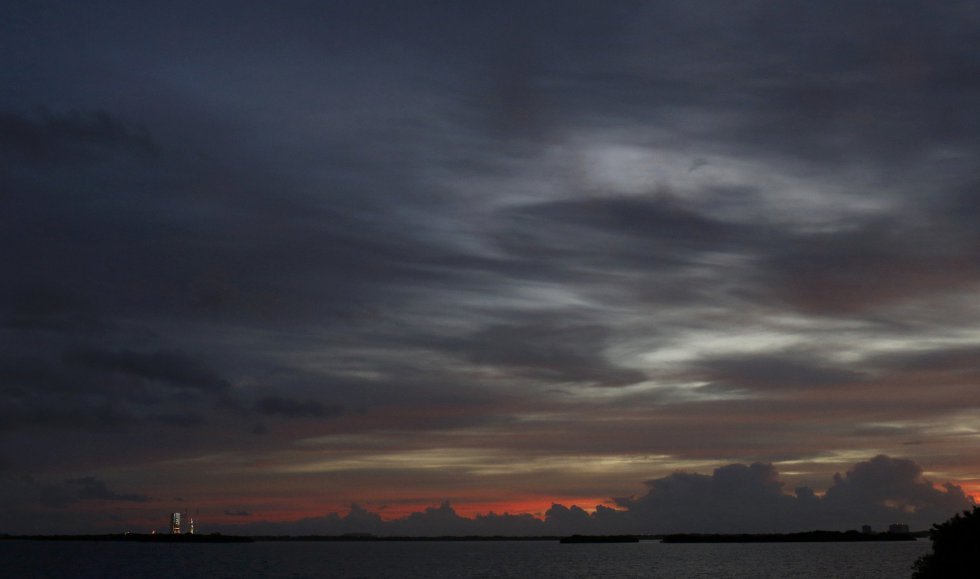 El cohete Delta IV, que contiene la cápsula Orion, en la plataforma de despegue de la Nasa en Cabo Cañaveral El cohete Delta IV, que contiene la cápsula Orion, en la plataforma de despegue de la Nasa en Cabo Cañaveral
