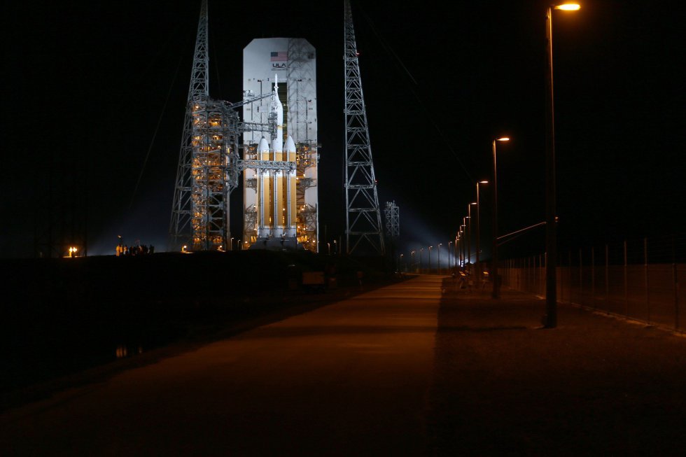 El cohete Delta IV, que contiene la cápsula Orion, en la plataforma de despegue de la Nasa en Cabo Cañaveral El cohete Delta IV, que contiene la cápsula Orion, en la plataforma de despegue de la Nasa en Cabo Cañaveral