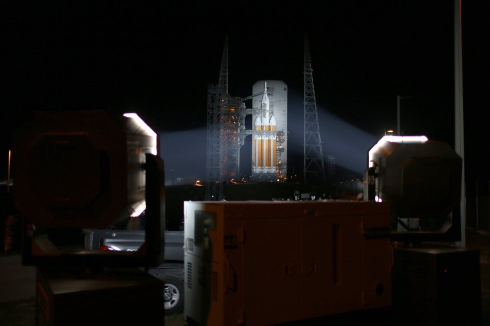 El cohete Delta IV, que contiene la cápsula Orion, en la plataforma de despegue de la Nasa en Cabo Cañaveral El cohete Delta IV, que contiene la cápsula Orion, en la plataforma de despegue de la Nasa en Cabo Cañaveral