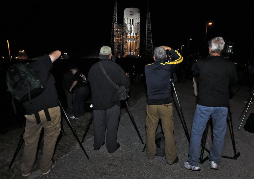 Varios fotógrafos, en sus posiciones para retratar el lanzamiento de la cápsula Orion de la Nasa Varios fotógrafos, en sus posiciones para retratar el lanzamiento de la cápsula Orion de la Nasa