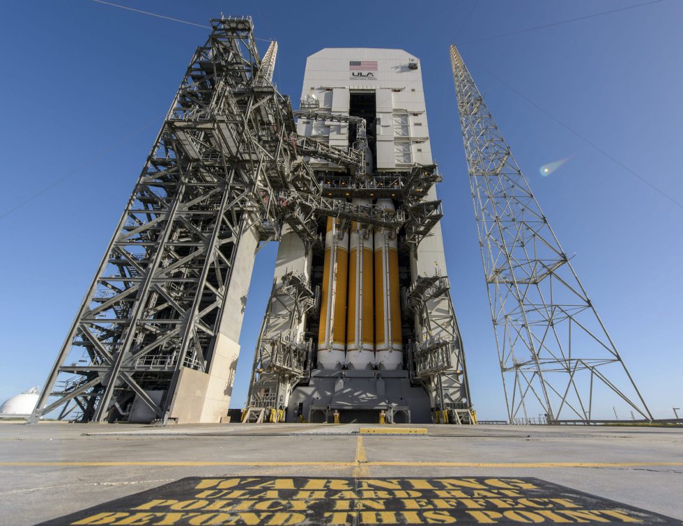 El cohete Delta IV, que contiene la cápsula Orion, en la plataforma de despegue de la Nasa en Cabo Cañaveral El cohete Delta IV, que contiene la cápsula Orion, en la plataforma de despegue de la Nasa en Cabo Cañaveral
