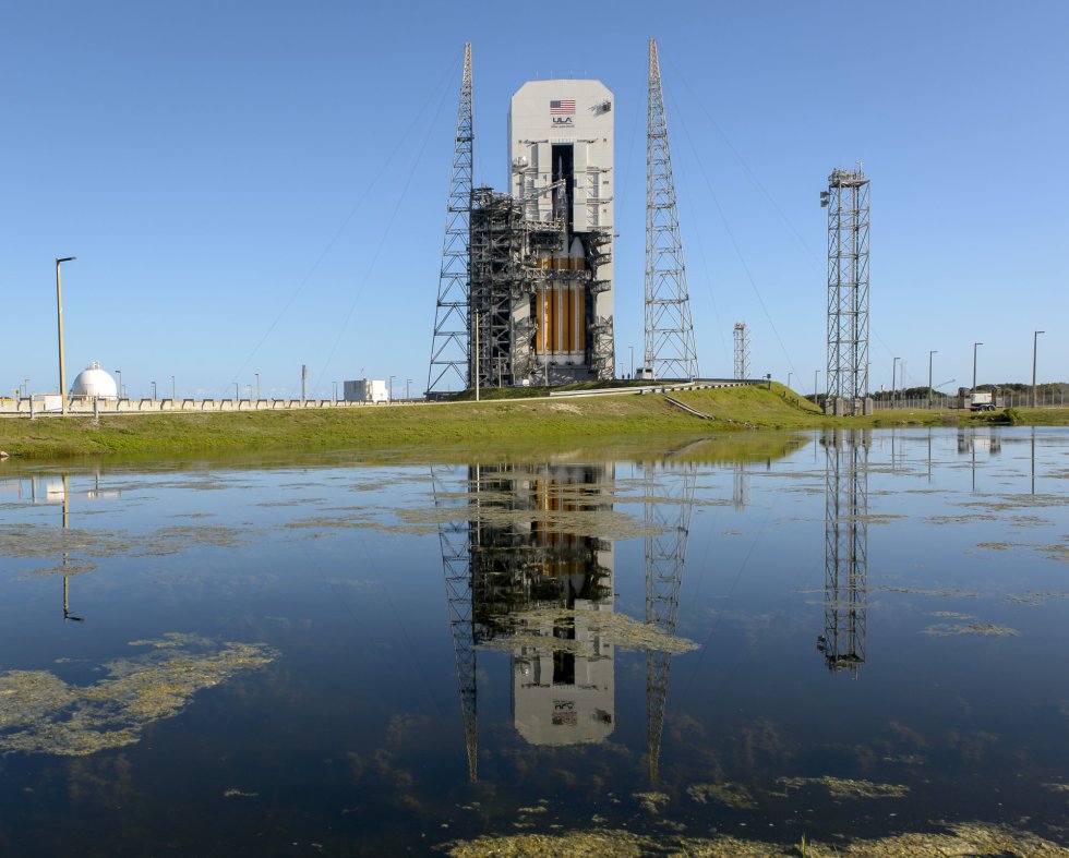 El cohete Delta IV, que contiene la cápsula Orion, en la plataforma de despegue de la Nasa en Cabo Cañaveral El cohete Delta IV, que contiene la cápsula Orion, en la plataforma de despegue de la Nasa en Cabo Cañaveral