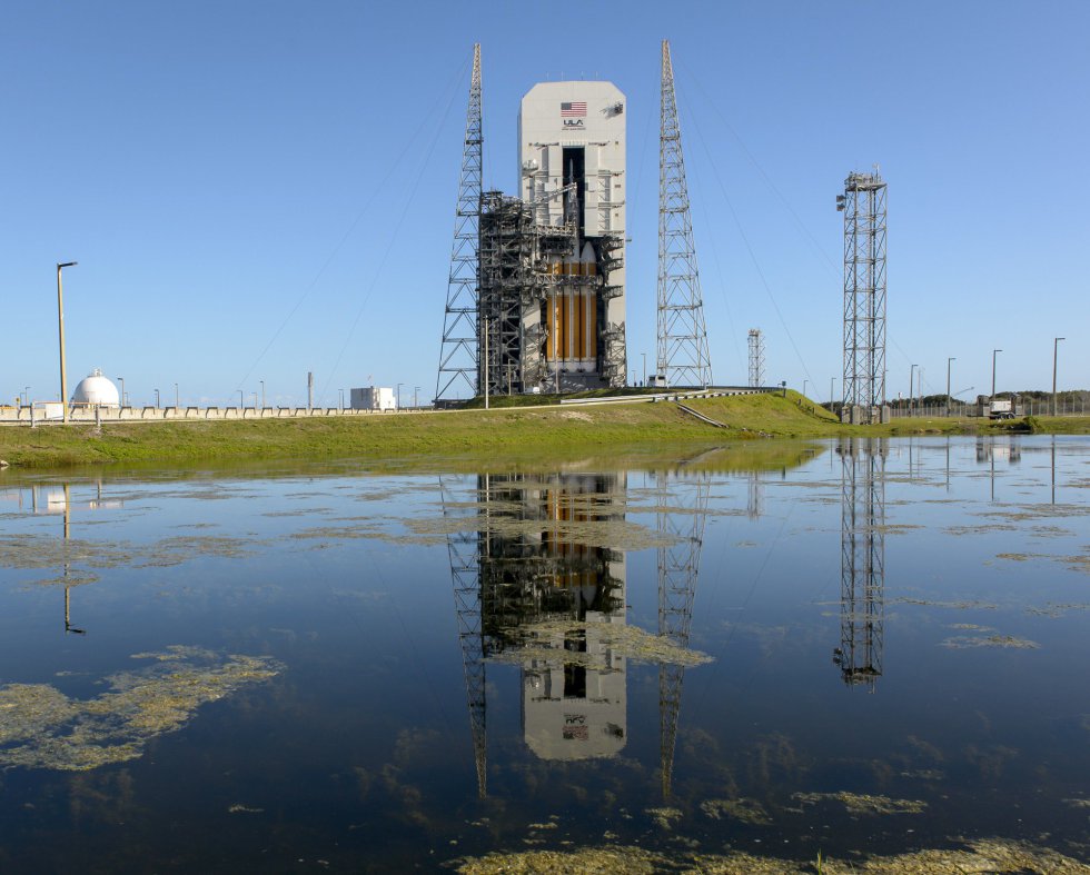 El cohete Delta IV, que contiene la cápsula Orion, en la plataforma de despegue de la Nasa en Cabo Cañaveral El cohete Delta IV, que contiene la cápsula Orion, en la plataforma de despegue de la Nasa en Cabo Cañaveral