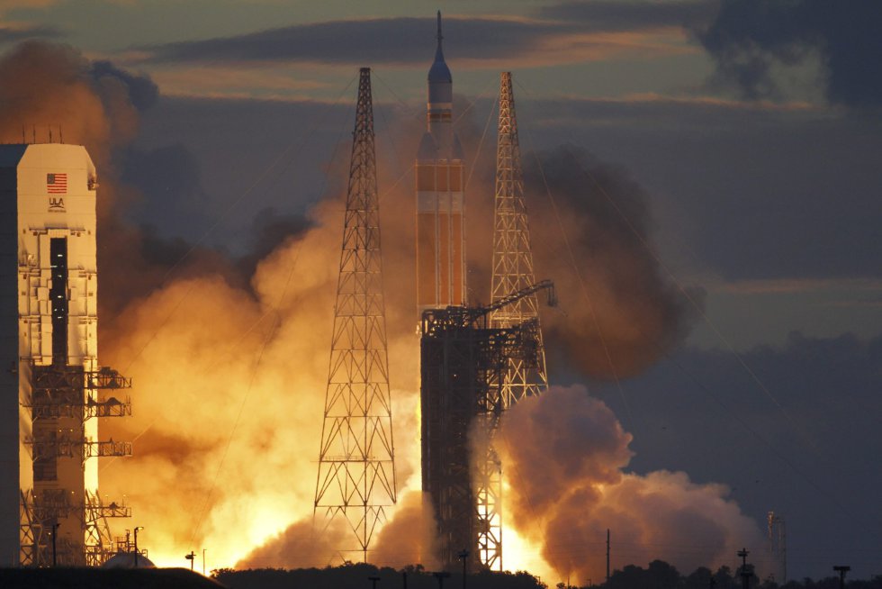 Momento del despegue del cohete Delta IV, que contiene la cápsula Orion de la Nasa Momento del despegue del cohete Delta IV, que contiene la cápsula Orion de la Nasa