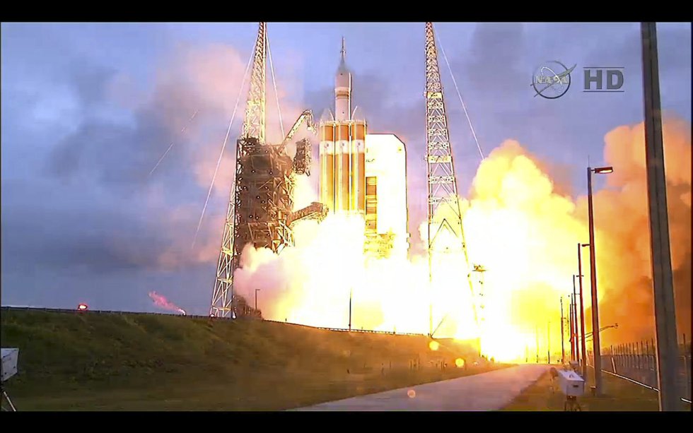 Momento del despegue del cohete Delta IV, que contiene la cápsula Orion de la Nasa, en una imagen de televisión Momento del despegue del cohete Delta IV, que contiene la cápsula Orion de la Nasa, en una imagen de televisión