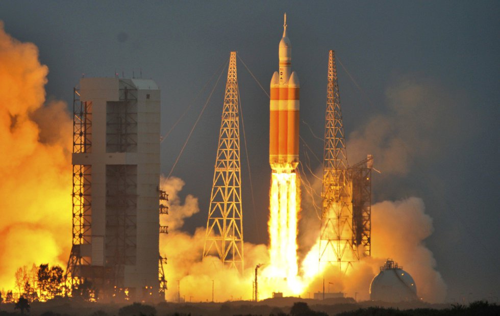 Momento del despegue del cohete Delta IV, que contiene la cápsula Orion de la Nasa Momento del despegue del cohete Delta IV, que contiene la cápsula Orion de la Nasa