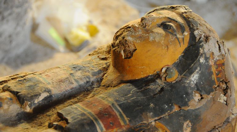 Imagen del sarcófago de la dama momificada encontrada durante la excavación en la colina de Asasif de Luxor