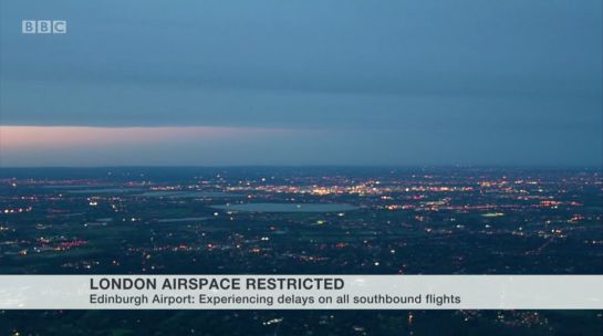 Captura de la emisión de la televisión pública británica, en la que se aprecia la ausencia de aviones sobre Londres