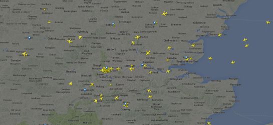 Imagen del espacio aéreo sobre Londres pasadas las 17:15 horas del viernes, donde se aprecian vuelos sobre la capital británica