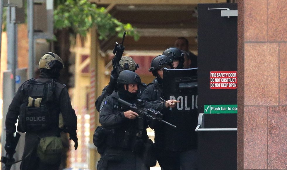 Policías armados, a las puertas de la cafetería. 