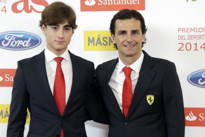 GRA460. MADRID, 15/12/2014.- El piloto de pruebas de Ferrari, Pedro Martínez de la Rosa (d), para los medios a su llegada a la gala de entrega de los Premios As del Deporte 2014 celebrada esta noche en un céntrico hotel de la capital. EFE/Zipi GRA460. MADRID, 15/12/2014.- El piloto de pruebas de Ferrari, Pedro Martínez de la Rosa (d), para los medios a su llegada a la gala de entrega de los Premios As del Deporte 2014 celebrada esta noche en un céntrico hotel de la capital. EFE/Zipi