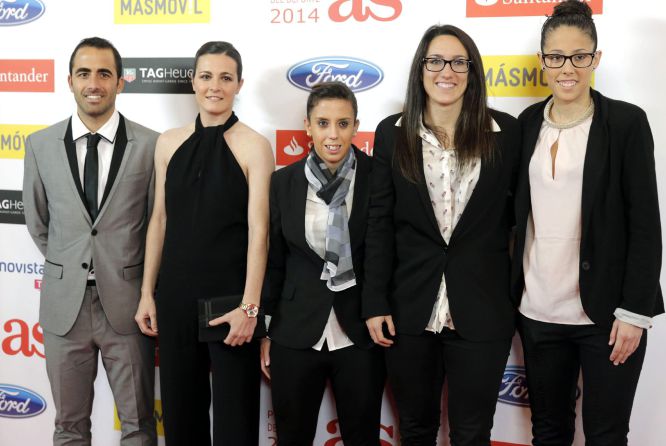 GRA467. MADRID, 15/12/2014.- El técnico del Atleti Féminas Miguel Ángel Sopuerta (i) junto a algunas jugadoras posan para los medios a su llegada a la gala de entrega de los Premios As del Deporte 2014, celebrada esta noche en un céntrico hotel de la capital. EFE/Zipi GRA467. MADRID, 15/12/2014.- El técnico del Atleti Féminas Miguel Ángel Sopuerta (i) junto a algunas jugadoras posan para los medios a su llegada a la gala de entrega de los Premios As del Deporte 2014, celebrada esta noche en un céntrico hotel de la capital. EFE/Zipi