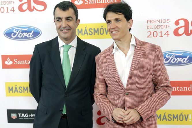 GRA469. MADRID, 15/12/2014.- El director general de la Vuelta ciclista a España, Javier Guillén (i), con el ciclista Carlos Sastre (d), posa para los medios a su llegada a la gala de entrega de los Premios As del Deporte 2014 celebrada esta noche en un céntrico hotel de la capital. EFE/Zipi GRA469. MADRID, 15/12/2014.- El director general de la Vuelta ciclista a España, Javier Guillén (i), con el ciclista Carlos Sastre (d), posa para los medios a su llegada a la gala de entrega de los Premios As del Deporte 2014 celebrada esta noche en un céntrico hotel de la capital. EFE/Zipi
